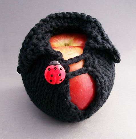 Funda para manzanas en punto de color negro con botón de mariquita